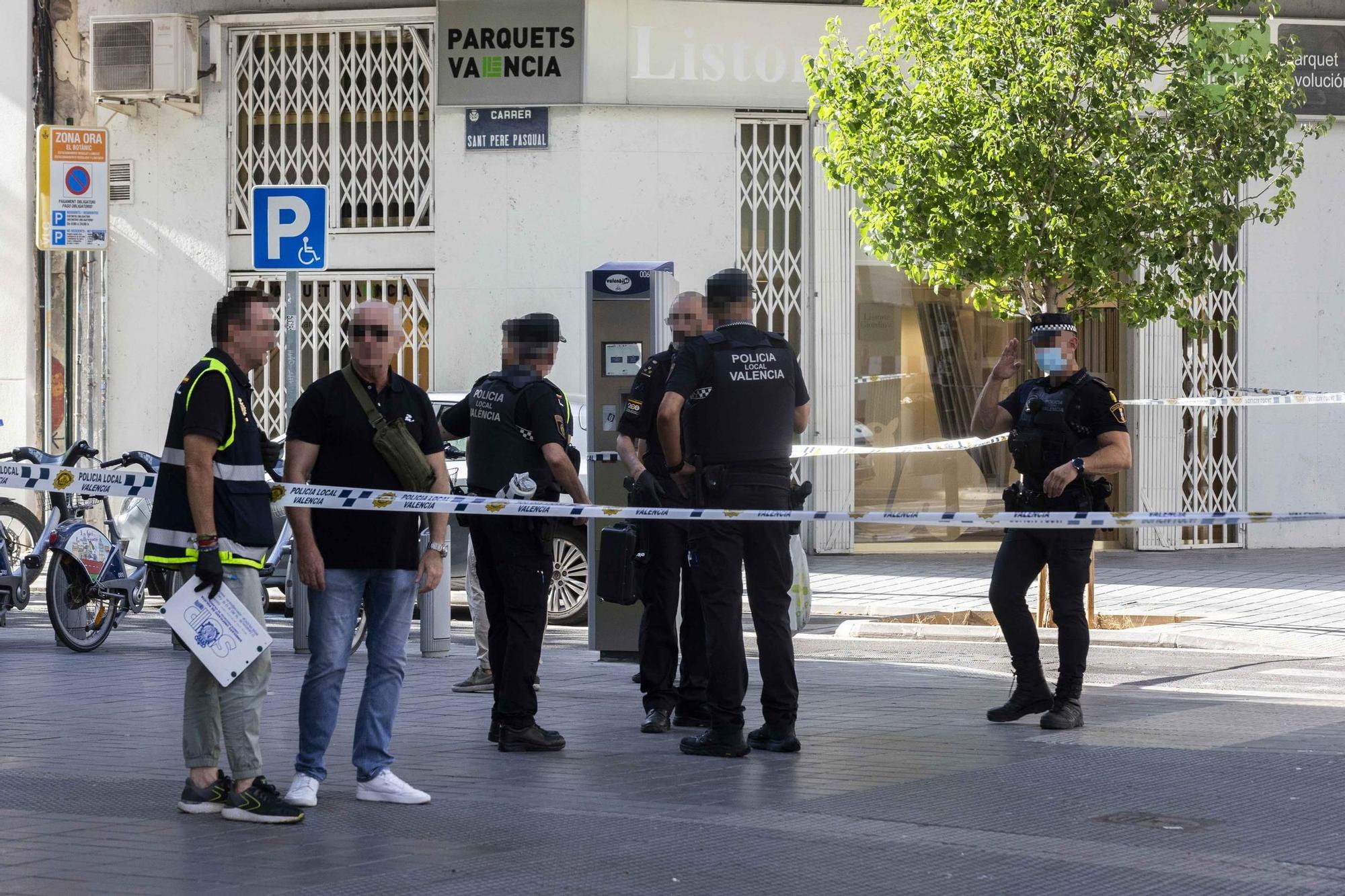 La Policía Local desarma de un tiro a un presunto atracador en la calle Guillem Sorolla de València