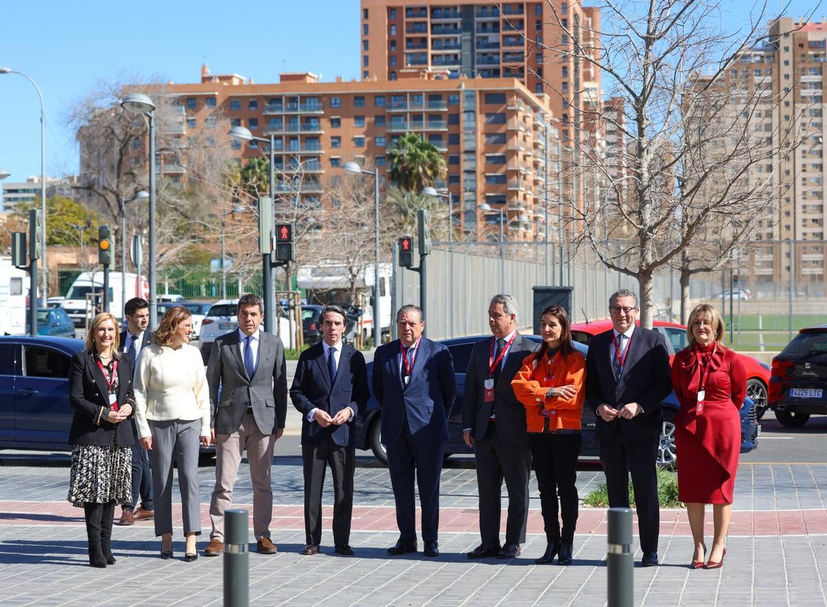 Aznar, junto a los dirigentes políticos y los de AVE, a su llegada a la Alqueria del Bàsket