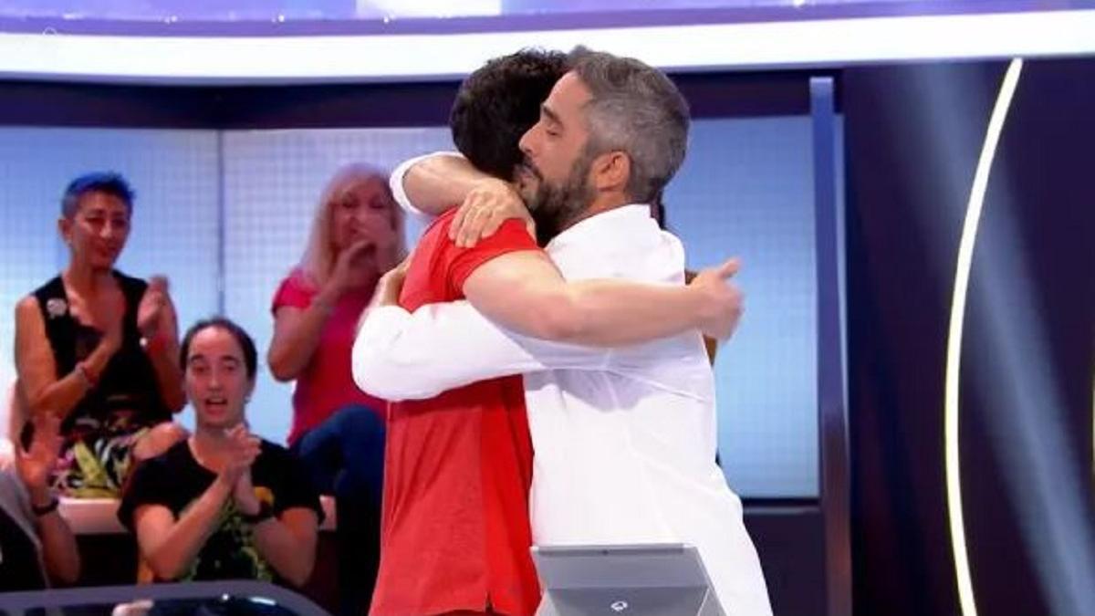 Roberto Leal se abraza en la despedida del concursante.