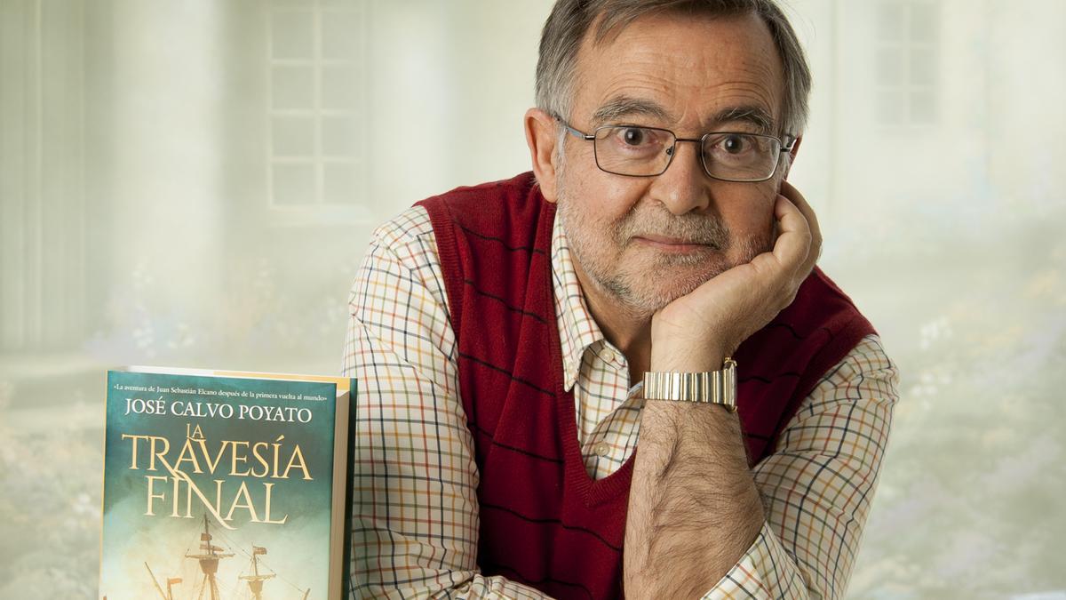 José Calvo Poyato posa con su libro &#039;La travesía final&#039;
