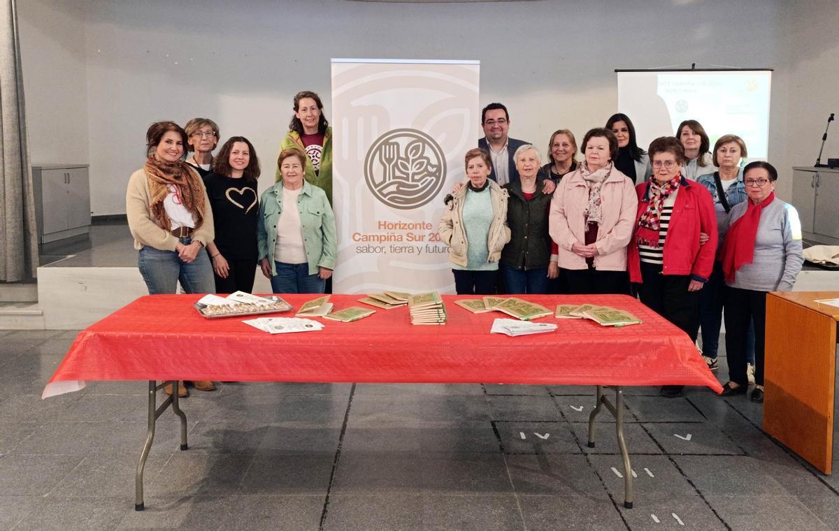 El alcalde de Monturque, Antonio Castro, junto a las participantes en el taller.