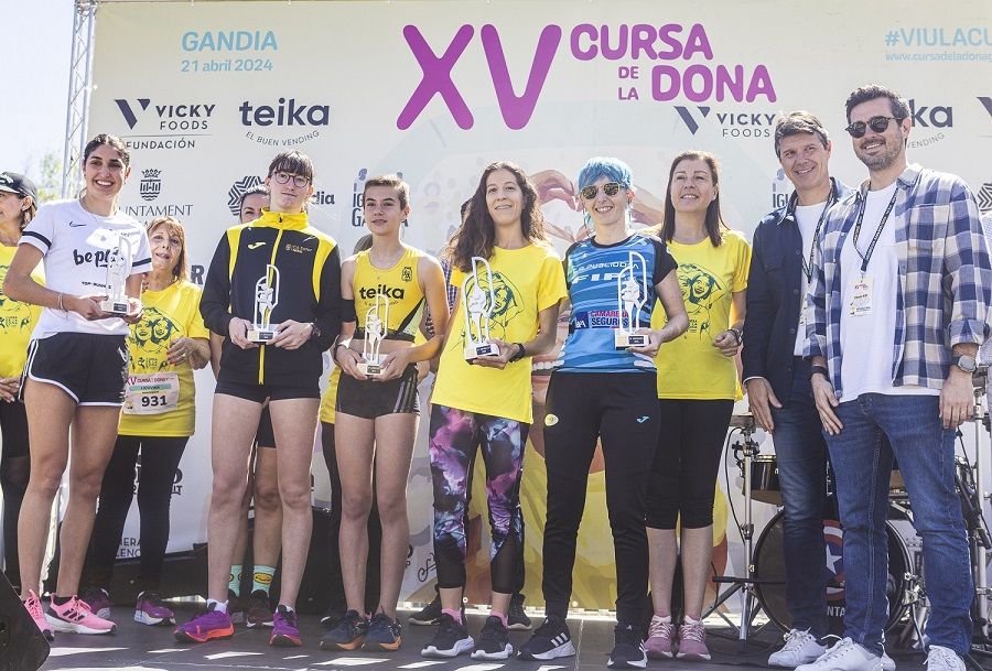 Miles de mujeres en la XV Cursa de la Dona Vicky Foods de Gandia