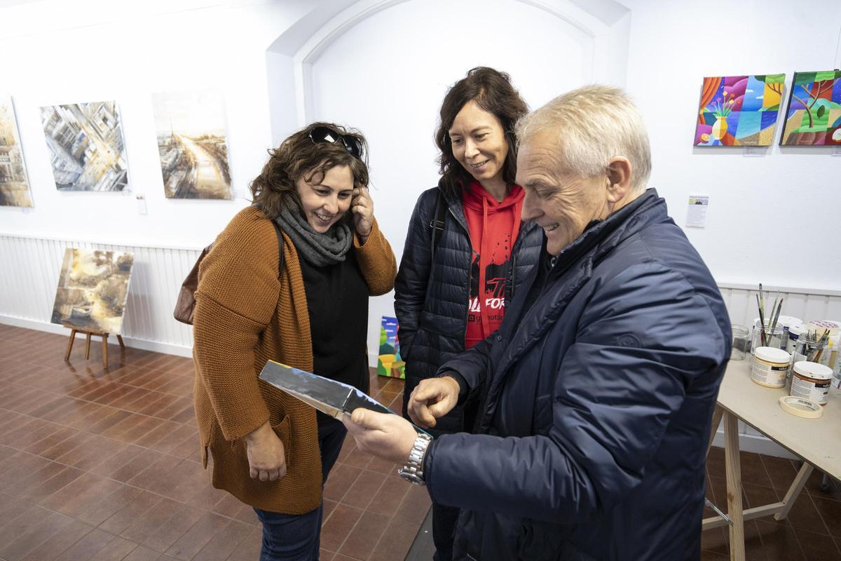 La mostra va permetre la interacció entre artistes i públic.