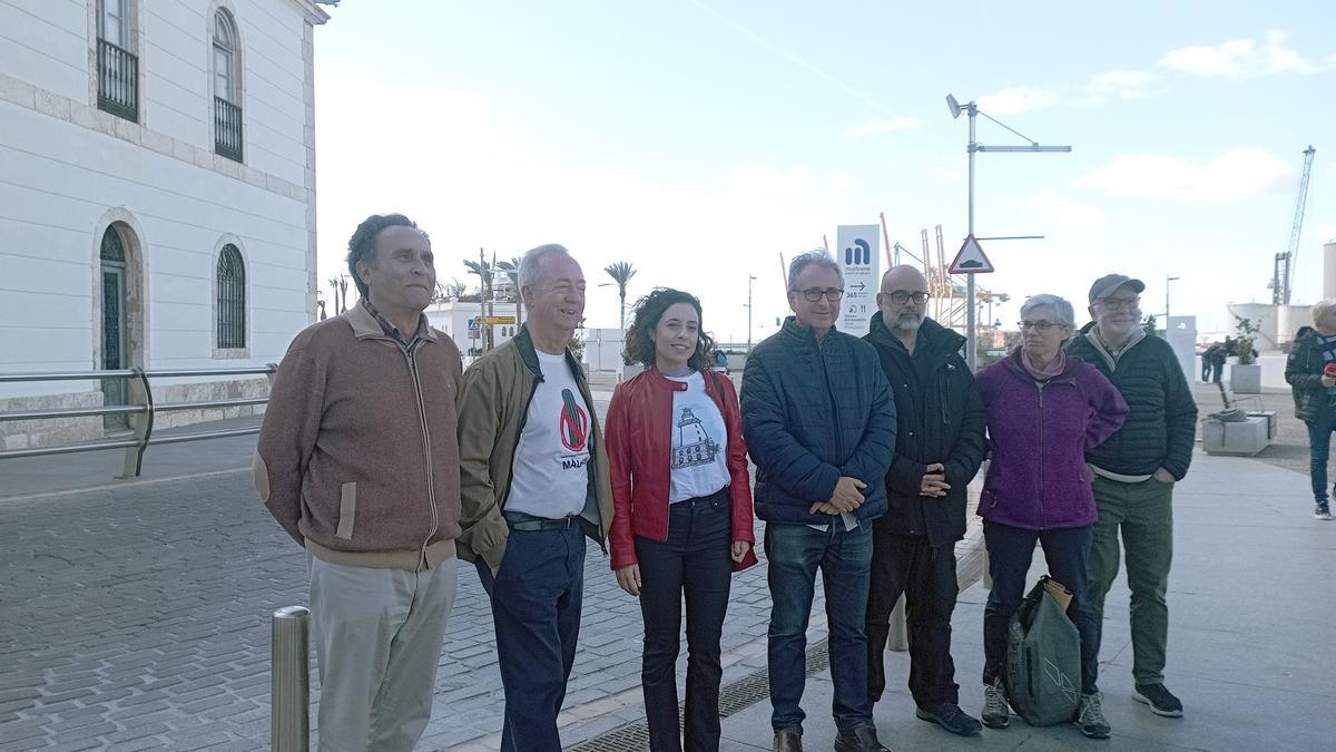 Presentación de la campaña de micromecenazgo el pasado marzo, con miembros de la plataforma ciudadana Defendamos Nuestro Horizonte delante de la Farola.