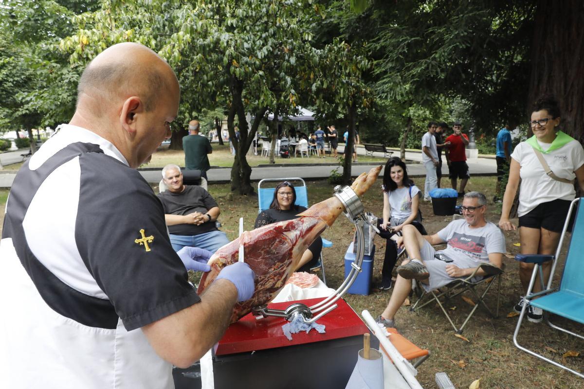 Trubia. El parque de Cataluña. Reportaje en la Jira de las fiestas de la localidad, con los romeros comiendo el bollo