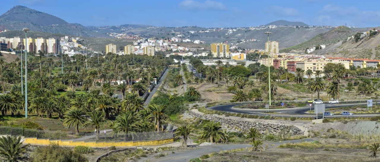 Valle de Jinámar, con el barranco, que establece el linde entre los municipios. A la izquierda, la orilla de Telde. | | ANDRÉS CRUZ