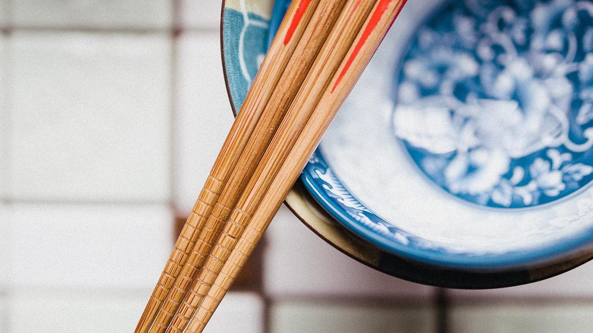 La dieta japonesa  propone comer con palillos y en recipientes pequeños