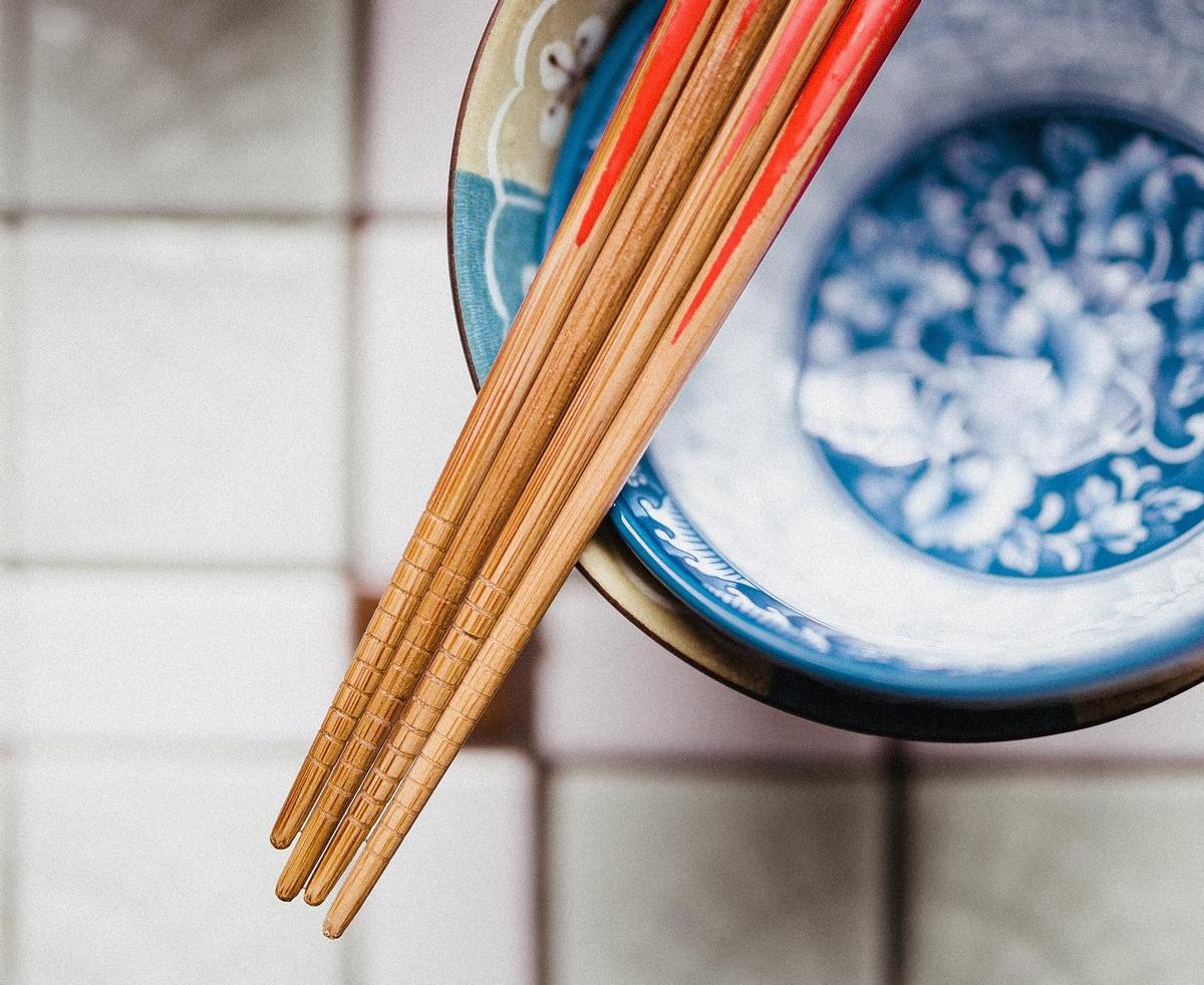 La dieta japonesa  propone comer con palillos y en recipientes pequeños