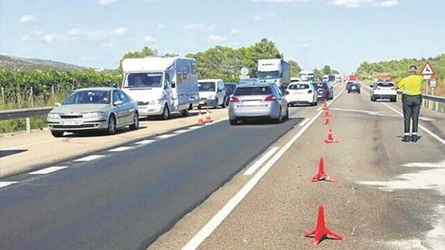 Tráfico lento en la N-340 en Santa Magdalena por un accidente con dos camiones