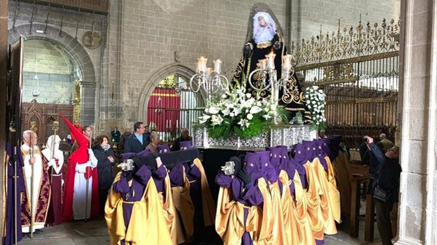 Los caurienses miran al cielo para recibir a la procesión del Encuentro