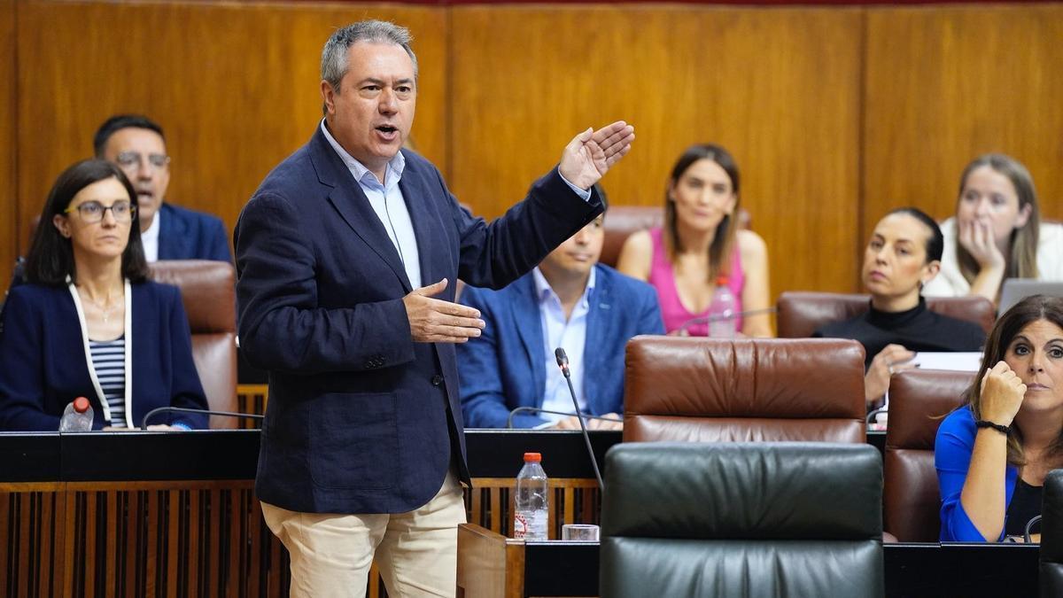Juan Espadas, durante la sesión de control en el Parlamento de Andalucía.