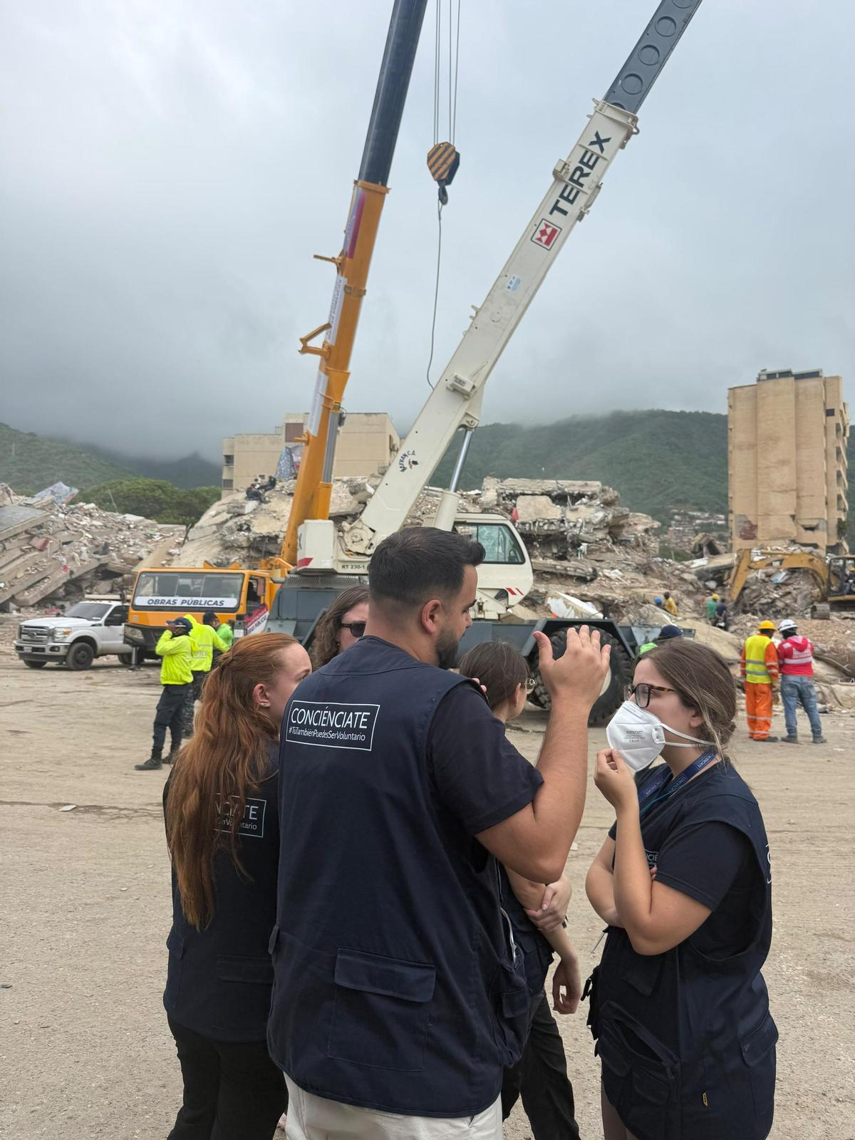 Equipos de Conciénciate en una de las zonas devastadas de Venezuela