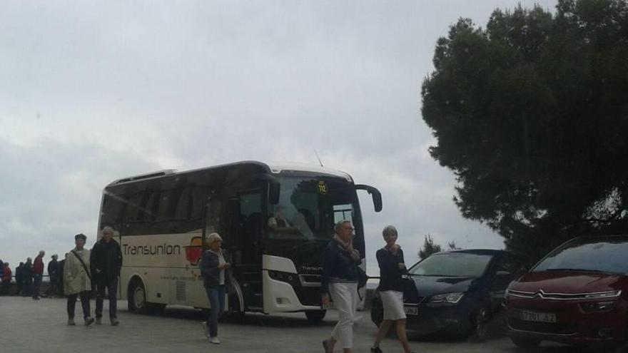 Varios coches y un autocar aparcan en la Seu