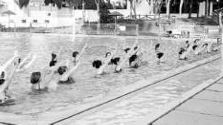 Cincuenta mujeres participan en un taller de aquagym