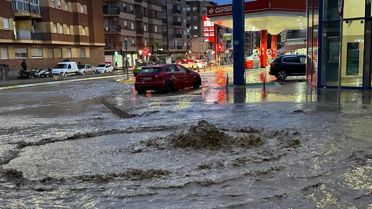 Estado del cruce de las calles Luis Prietro con Julián Hernández Zaragoza en Águilas, esta mañana