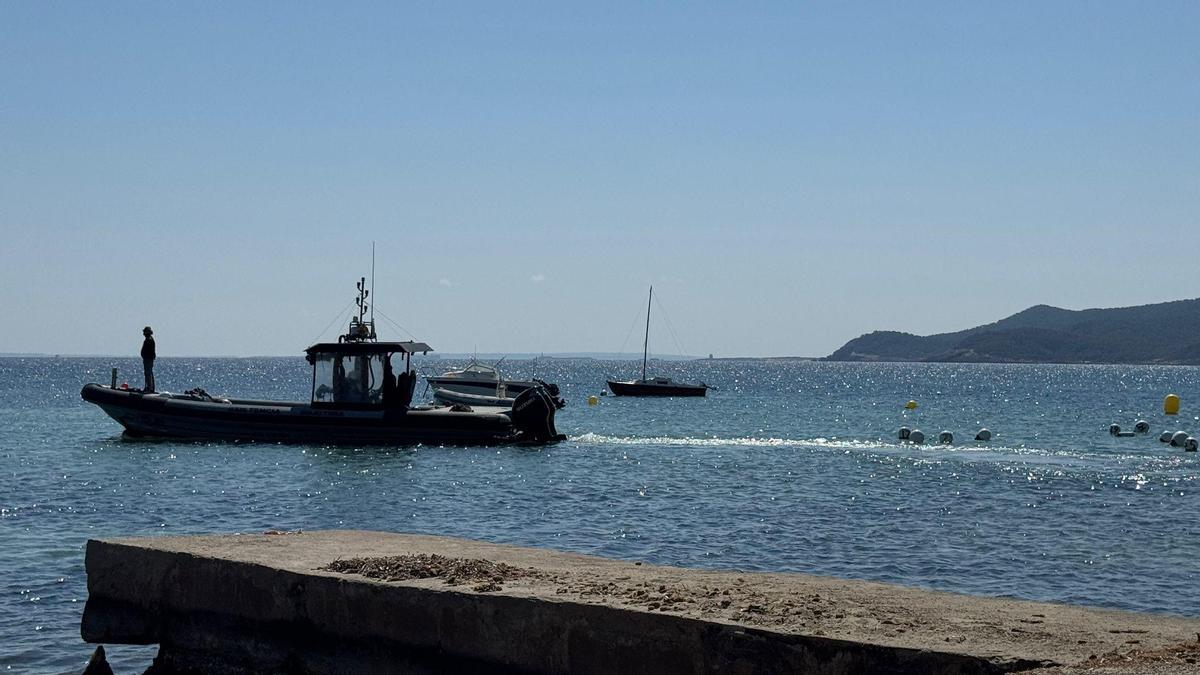 El barco que este martes retiraba las boyas.