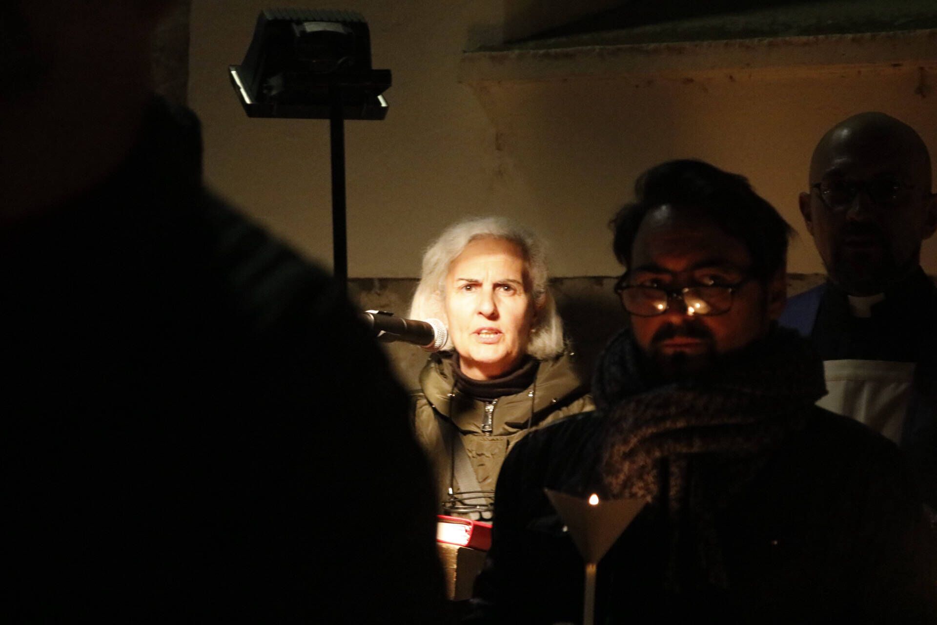 La procesión de las ánimas recorre el cementerio de San Atilano de Zamora con motivo de la noche de Difuntos y con la única iluminación de velas o faroles