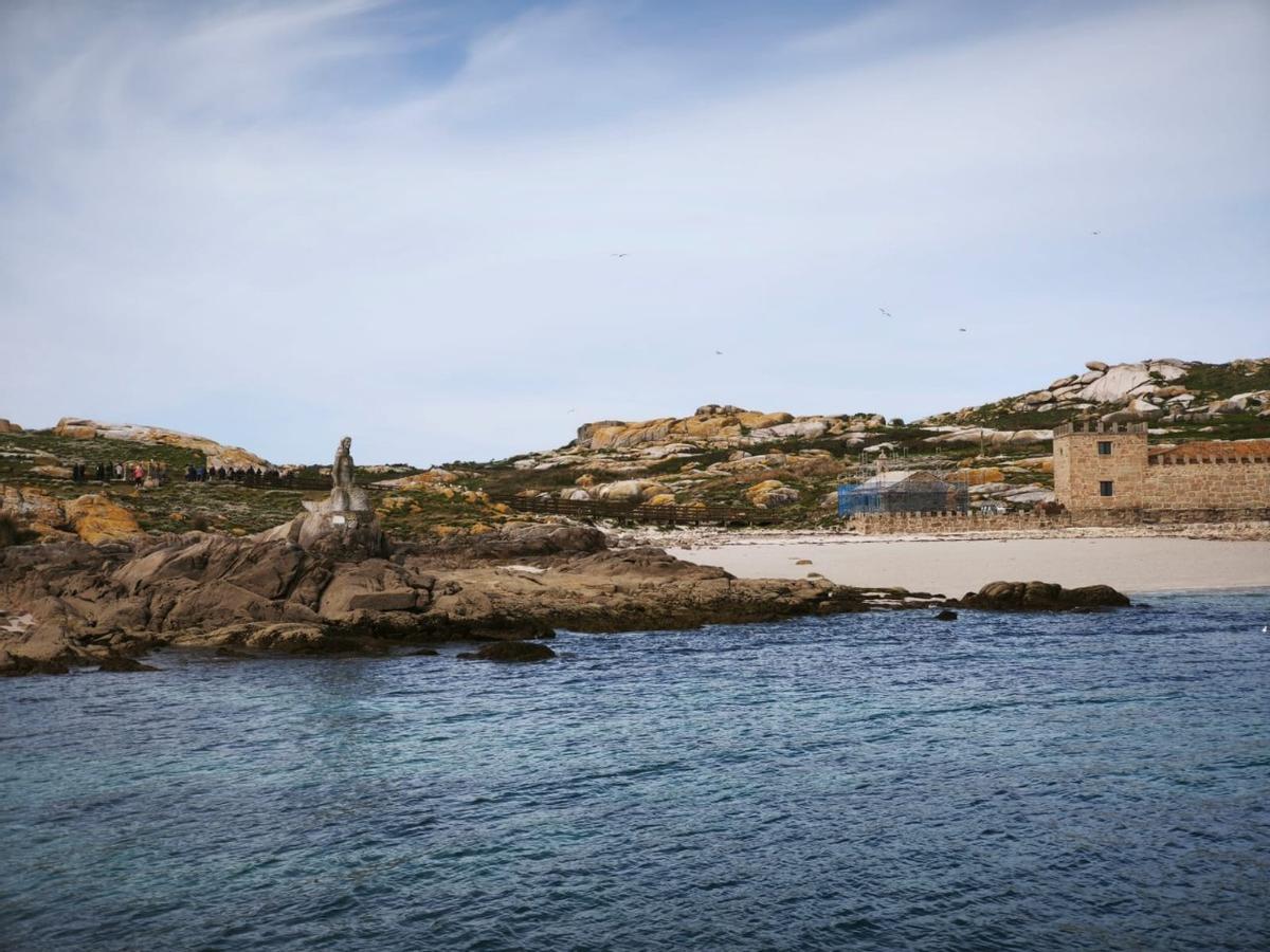 Visita a la isla de Sálvora en uno de los catamaranes de Cruceros do Ulla Turimares.