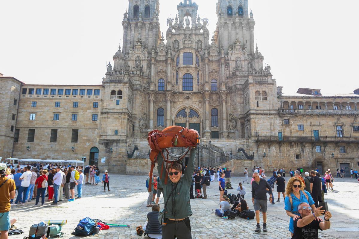 Peregrinos y turistas en la Plaza del Obradoiro, en Santiago de Compostela.