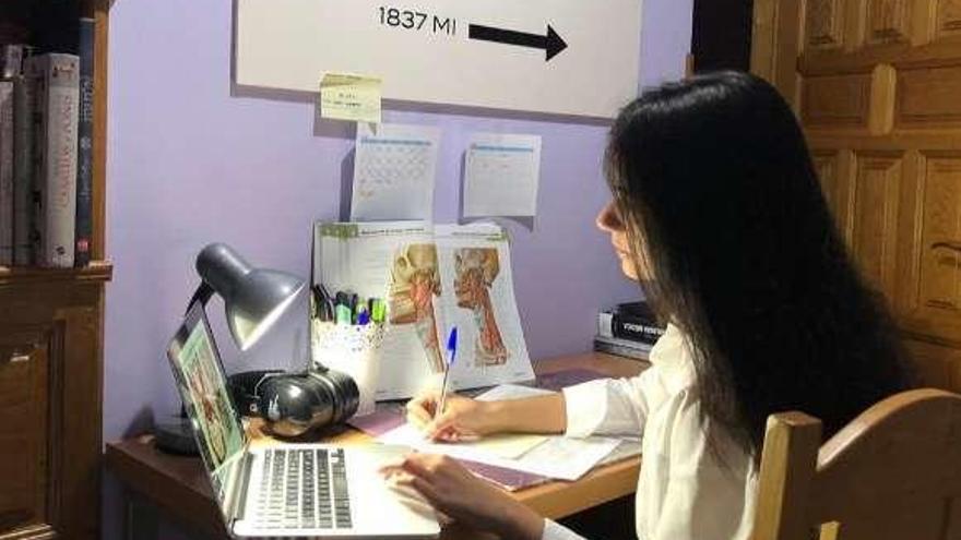 Carmen Castaño, estudiante canguesa de Medicina, estudiando en su domicilio.