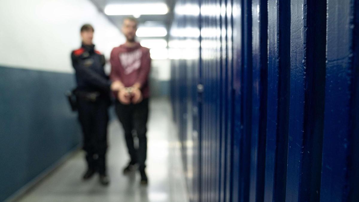 Imagen de un detenido por Mossos