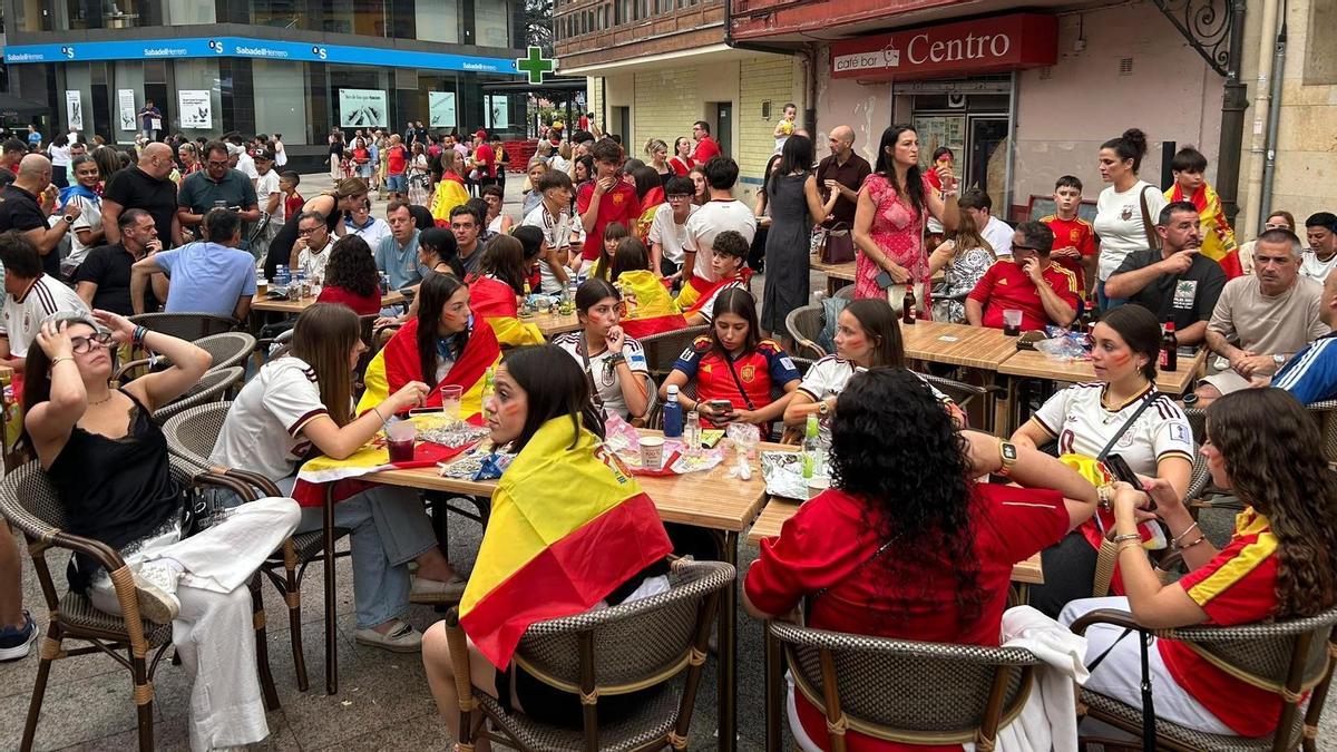 Pola de Siero, entregada a la Roja en plenas fiestas del Carmín: una decena de pantallas en los bares del centro para no perder detalle