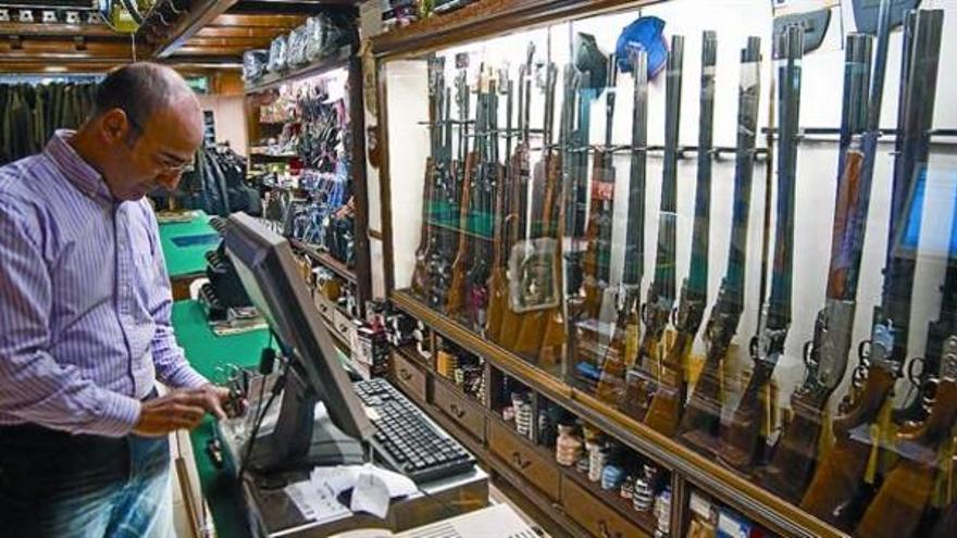 Roban 80 rifles en la mayor armería de Madrid
