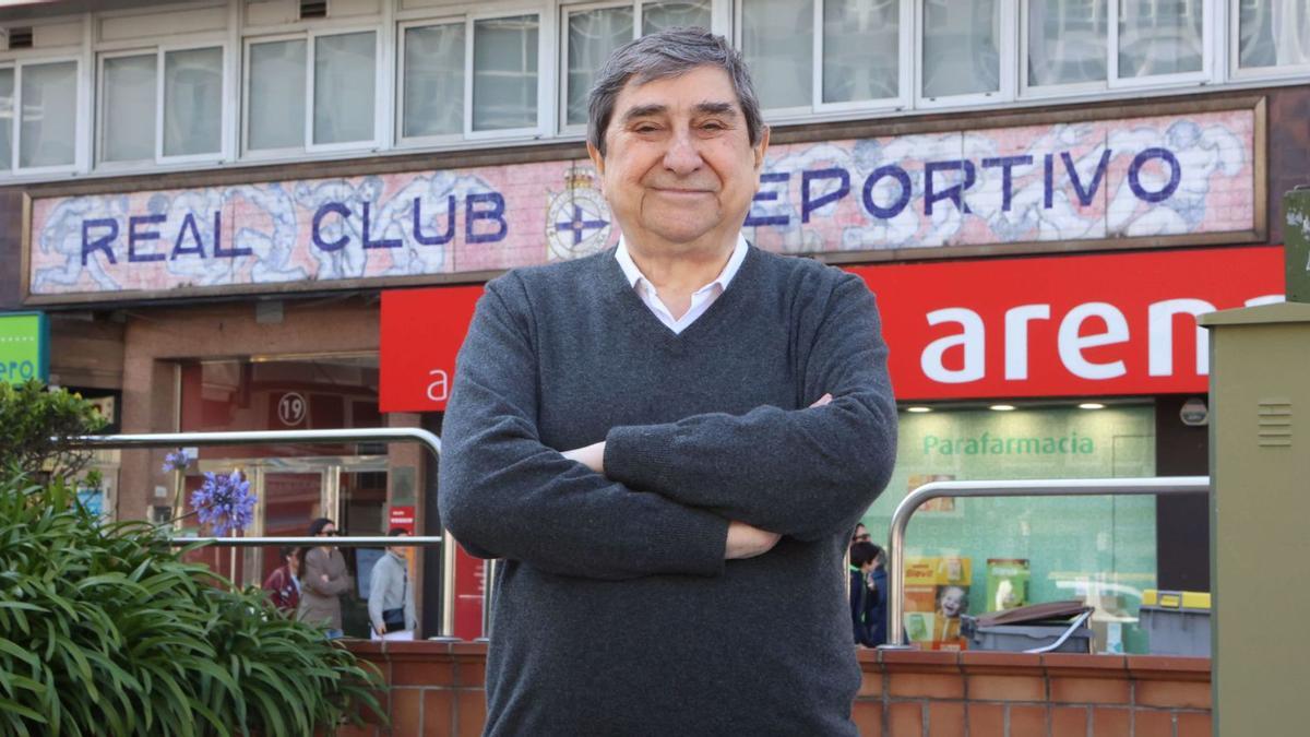 Augusto César Lendoiro posa con la placa del Real Club Deportivo de la antigua sede en Plaza de Pontevedra.