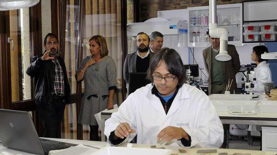 Visita de la presidenta de la Diputación al laboratorio del CXCA en octubre de 2016. // Bernabé/Javier Lalín