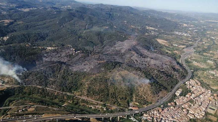 Los bomberos tienen estabilizado el 75% del incendio de Castellví de Rosanes