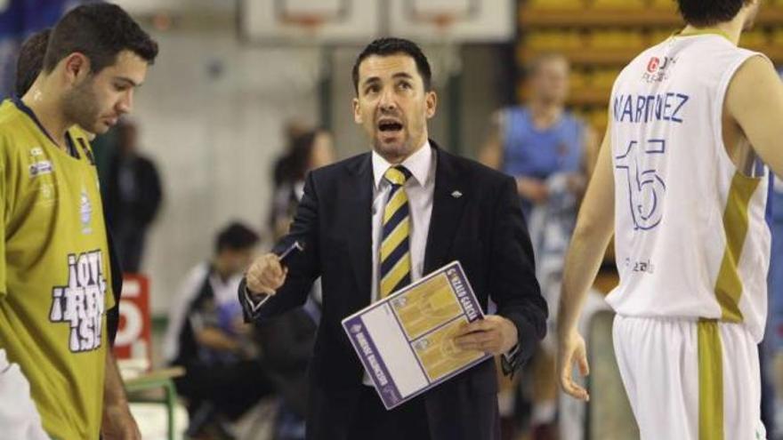 Gonzalo García de Vitoria, entrenador del COB Ourense Termal, dando instrucciones. // Iñaki Osorio