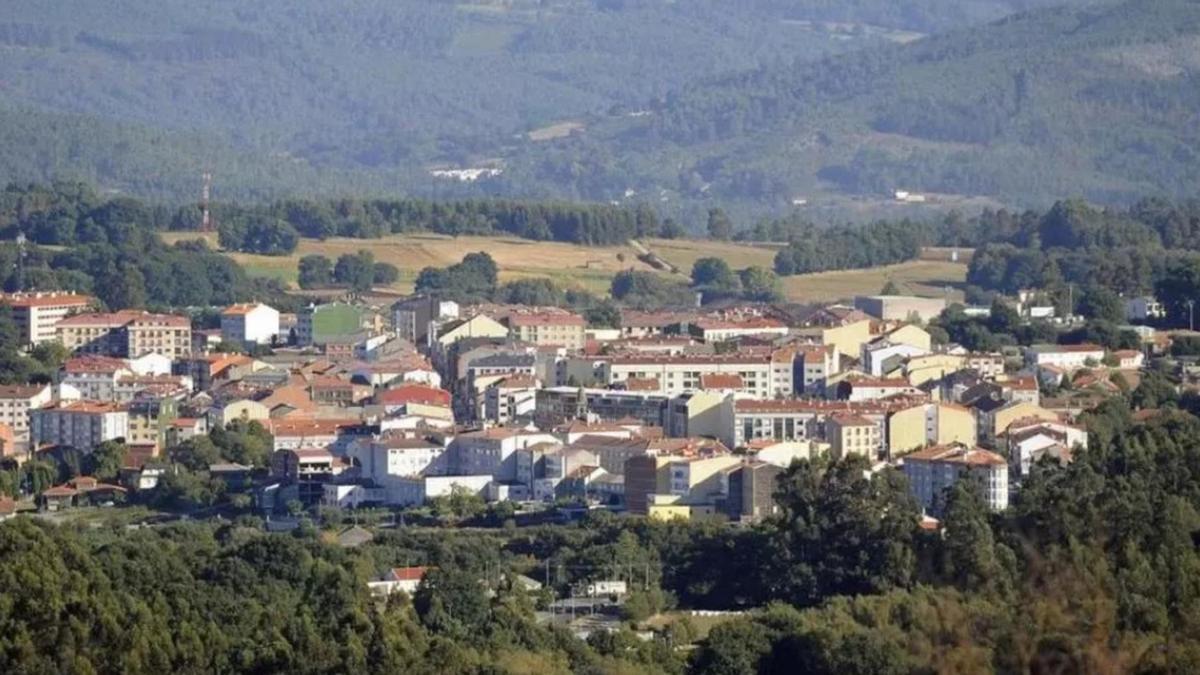 Una vista del casco urbano de Silleda desde los Montes de Siador