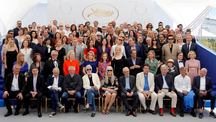 Foto familiar de actores y directores en el Festival de Cannes.