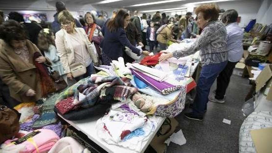 Uno de los puestos del mercadillo solidario de la parroquia de los Santos Apóstoles de Buenavista.