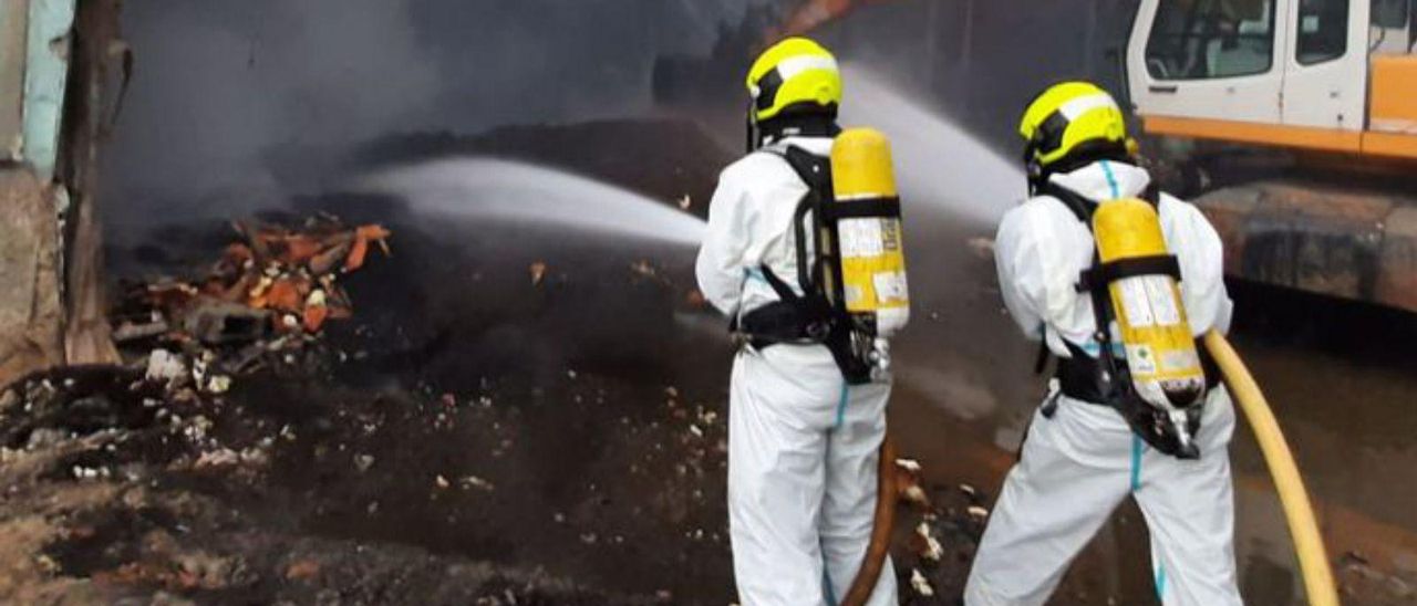 Los bomberos sofocan la combustión del cereal.