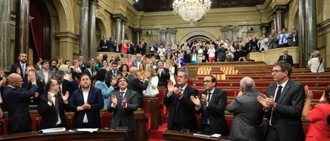 Pleno del Parlamento en el que se aprobó la ley del referéndum.