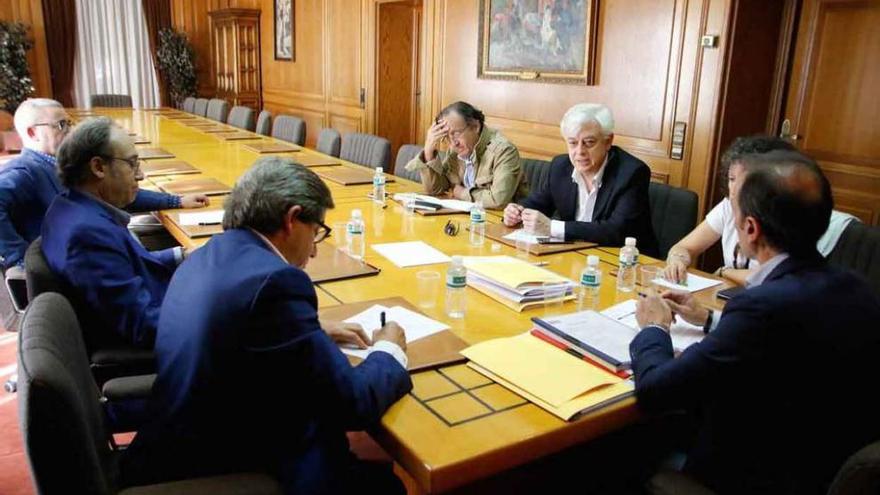 Reunión del jurado de los premios Tierras de Zamora, ayer en la Diputación.