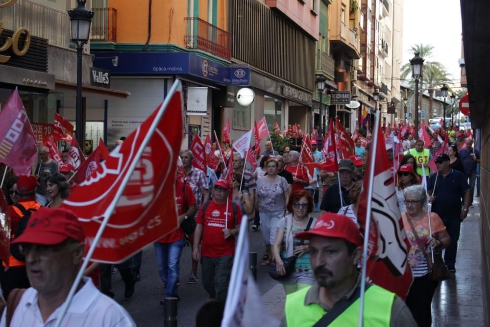 Jubilados y delegados sindicales recorren en una marcha el centro de Alicante para reivindicar la mejora del sistema y empleo de calidad
