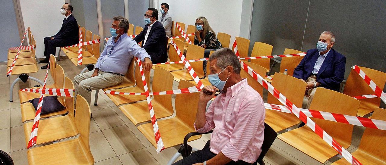 Los acusados en el banquillo el día que arrancó en la Audiencia el juicio del Plan General de Alicante. |