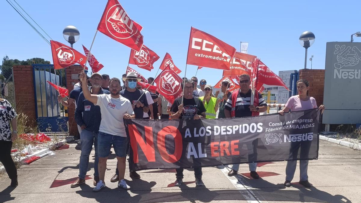 Protesta este miércoles a las puertas de la fábrica de Nestlé en Miajadas.