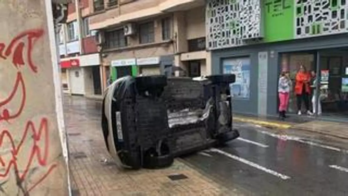 Un vehículo vuelca en Vila-real en un día caótico para la provincia