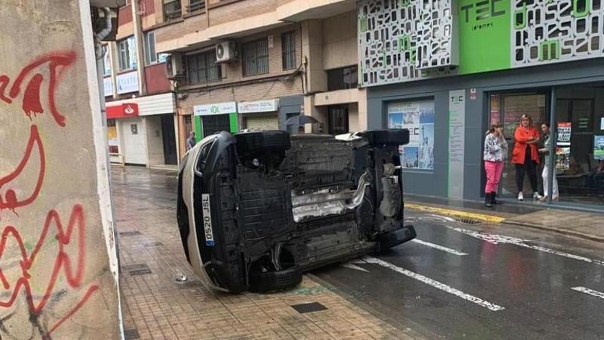 Un vehículo vuelca en Vila-real
