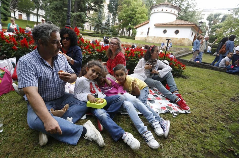 Oviedo celebra el día grande de San Mateo con 7.000 bollos preñaos