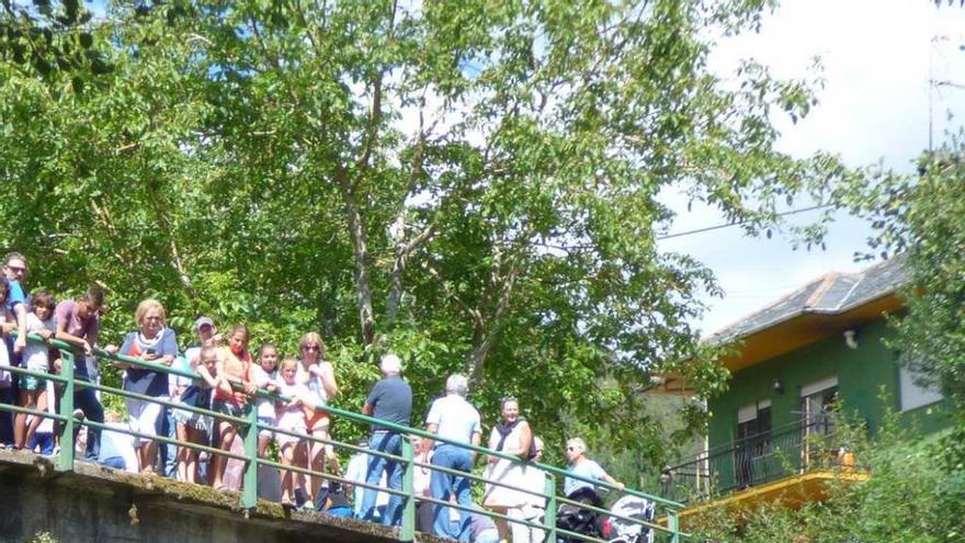 Los participantes en el Descenso, recogiendo basura.