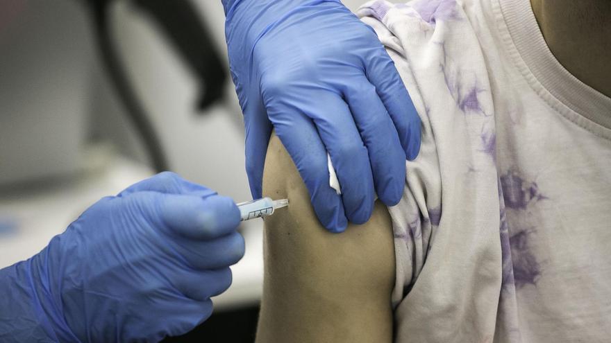 Sanidad llama a vacunarse con dosis de refuerzo contra la covid-19 en Canarias
