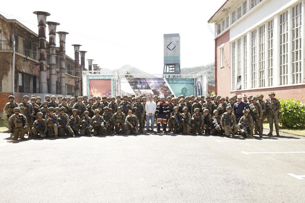 Militares participantes en las maniobras en el pozo allerano.