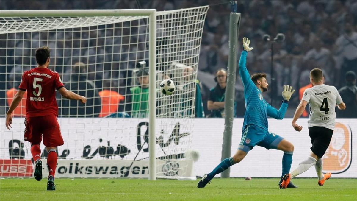 Momento en el que Rebic anota el segundo de su equipo