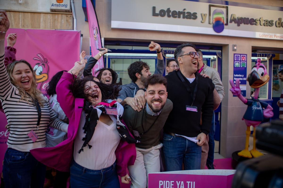 Así han celebrado repartir el Gordo en el Perolo