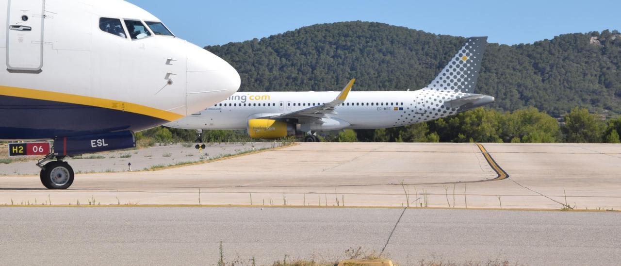Un avión en la pista de despegue del aeropuerto de Ibiza. César Navarro