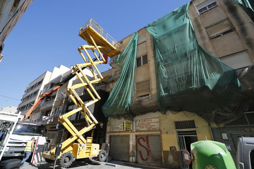 Comienzan las obras de demolición del edificio de la esquina de María Parodi con Ramón Gallud en Torrevieja